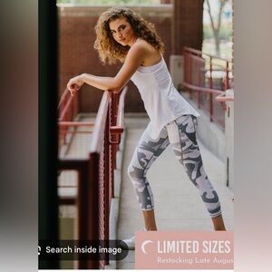 Zyia Light n Tight Pocket Capri Gray Camo
